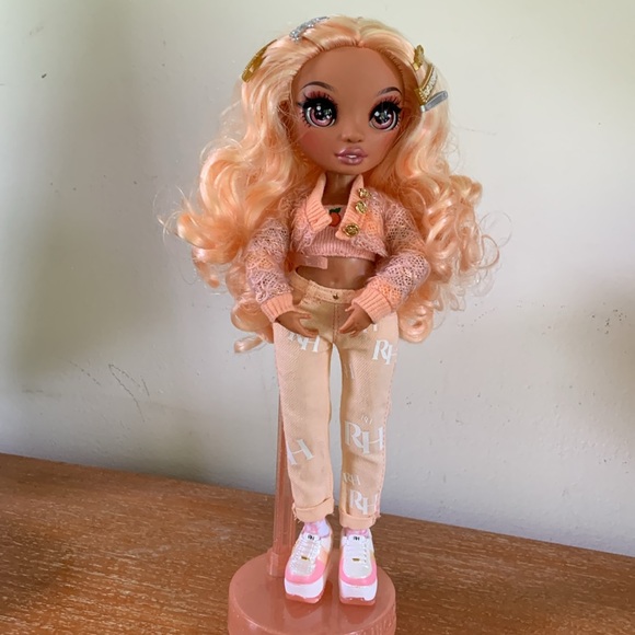 Rainbow High Georgia Bloom Doll - Picture 3 of 8